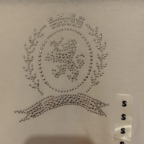 [NWT] White Tommy Hilfiger tee with beaded crest | Size: S - Picture 2 of 6